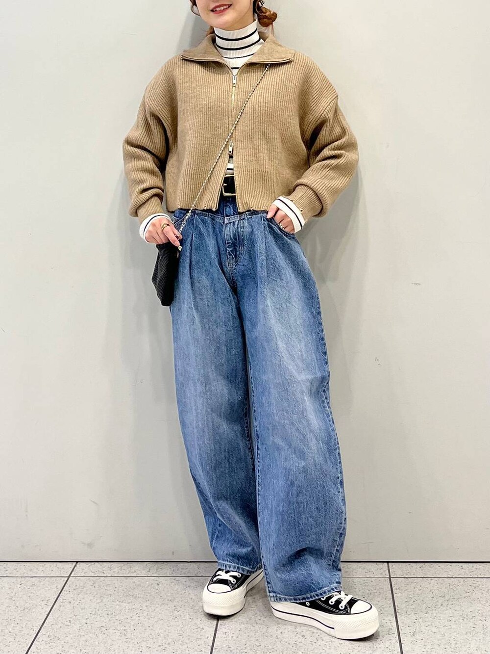 「差し色コーデ、カジュアル、セールコーデ、デニムパンツ、キャップ、ショルダーバッグ、Me%、LOWRYS FARM、春コーデ、ローリーズスタイル_LOWRYS FARM、大人女子カジュアル_LOWRYS FARM、骨格ウェーブ」｜「Me%のメタルメッシュポーチショルダー　103417（ショルダーバッグ、ブラック系）」を使った、aoさん（レディース・158cm）の冬コーディネートの2枚目の写真