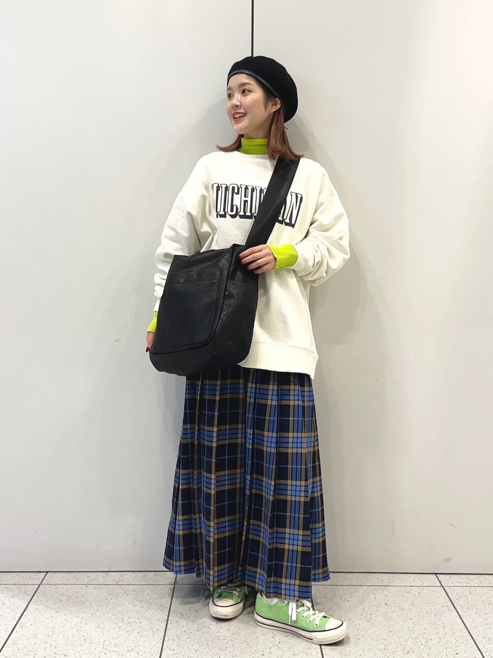 「タートルネック、ホワイトコーデ、クリスマスに着たい服、レイヤードスタイル、マイベストコーデ2022、スニーカーコーデ、ロゴスウェット、スウェット、ベレー帽、コンバース、カラーコーデ、カラーニット、チェックスカート、LOWRYS FARM、ローリーズファーム(LOWRYS FARM)」｜「LOWRYS FARMのチェックキルトスカート　170837（スカート、ブルー系）」を使った、aoさん（レディース・158cm）の冬コーディネートの2枚目の写真