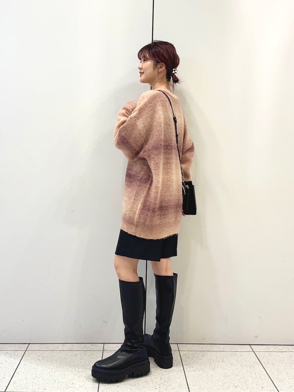 「秋コーデ、ロングブーツ、厚底シューズ、ニット、グラデーション、グラデーションニット、ユニセックス、メンズアイテム、ショートパンツ、秋服準備はじめました、ショルダーバッグ、モバイルショルダー、LOWRYS FARM、ローリーズファーム(LOWRYS FARM)、ローリーズファーム公認インフルエンサー」｜「LOWRYS FARMのＳＥＴショルダーバッグ　958280（ショルダーバッグ、ブラック系）」を使った、aoさん（レディース・158cm）の秋コーディネートの4枚目の写真