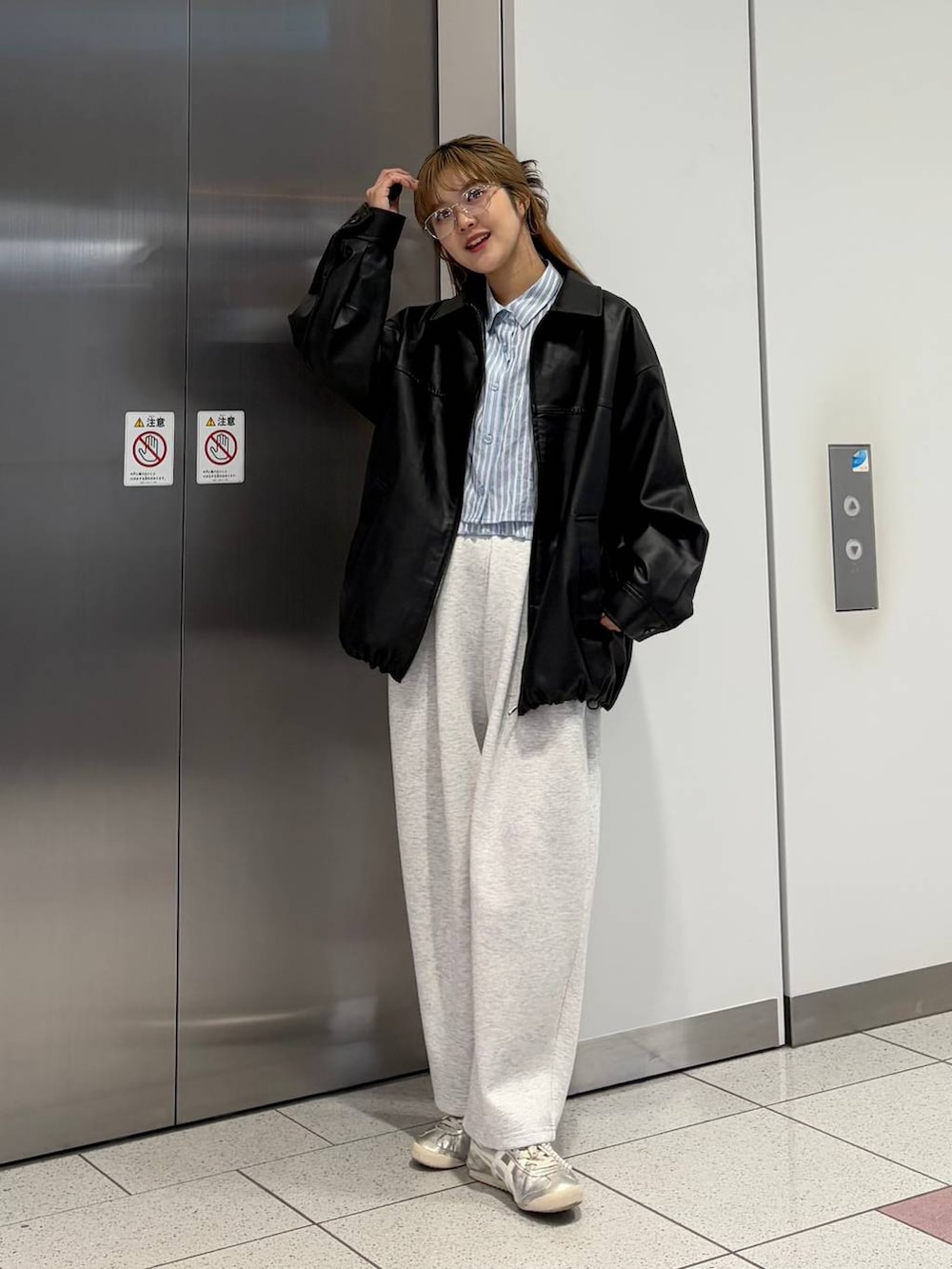 「シャツ、シャツスタイル、春アウター、春コーデ、春色、メガネ、めがね、ブルゾン、LOWRYS FARM、大人カジュアル、大人女子カジュアル_LOWRYS FARM、ローリーズスタイル_LOWRYS FARM、差し色コーデ、カジュアル」｜「LOWRYS FARMのＥＹＥＷＥＡＲ　128533（メガネ、その他）」を使った、aoさん（レディース・158cm）の春コーディネートの2枚目の写真