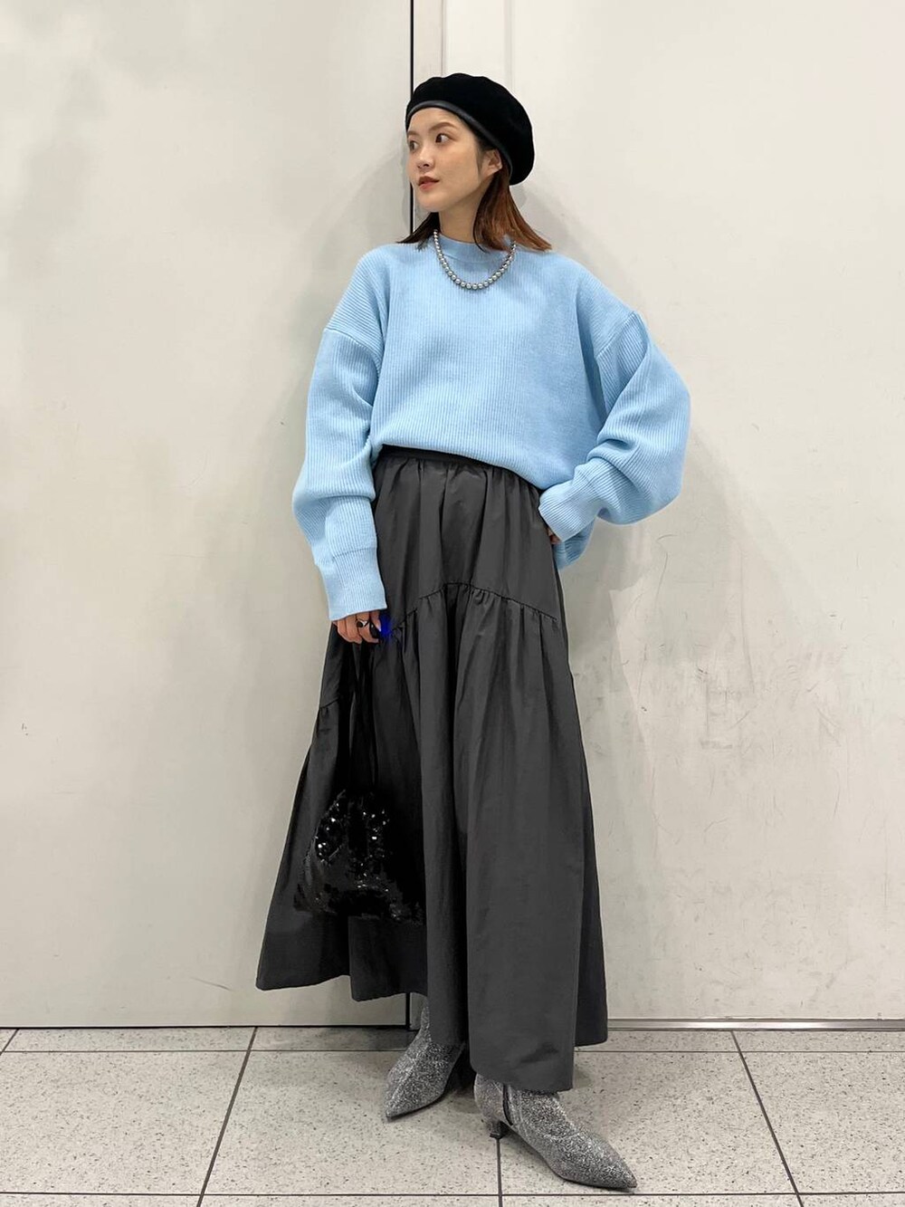 「ブーツ、差し色コーデ、カジュアル、ニット、ロングスカート、スカート、ローリーズスタイル_LOWRYS FARM、ユニセックス、ショートブーツ、ネックレス、スタッフプロデュース_LOWRYSFARM、LOWRYS FARM、大人女子カジュアル_LOWRYS FARM、秋コーデ、冬コーデ」｜「LOWRYS FARMのポインテッドヒールブーツ　969455（ブーツ、シルバー系）」を使った、aoさん（レディース・158cm）の秋コーディネートの2枚目の写真