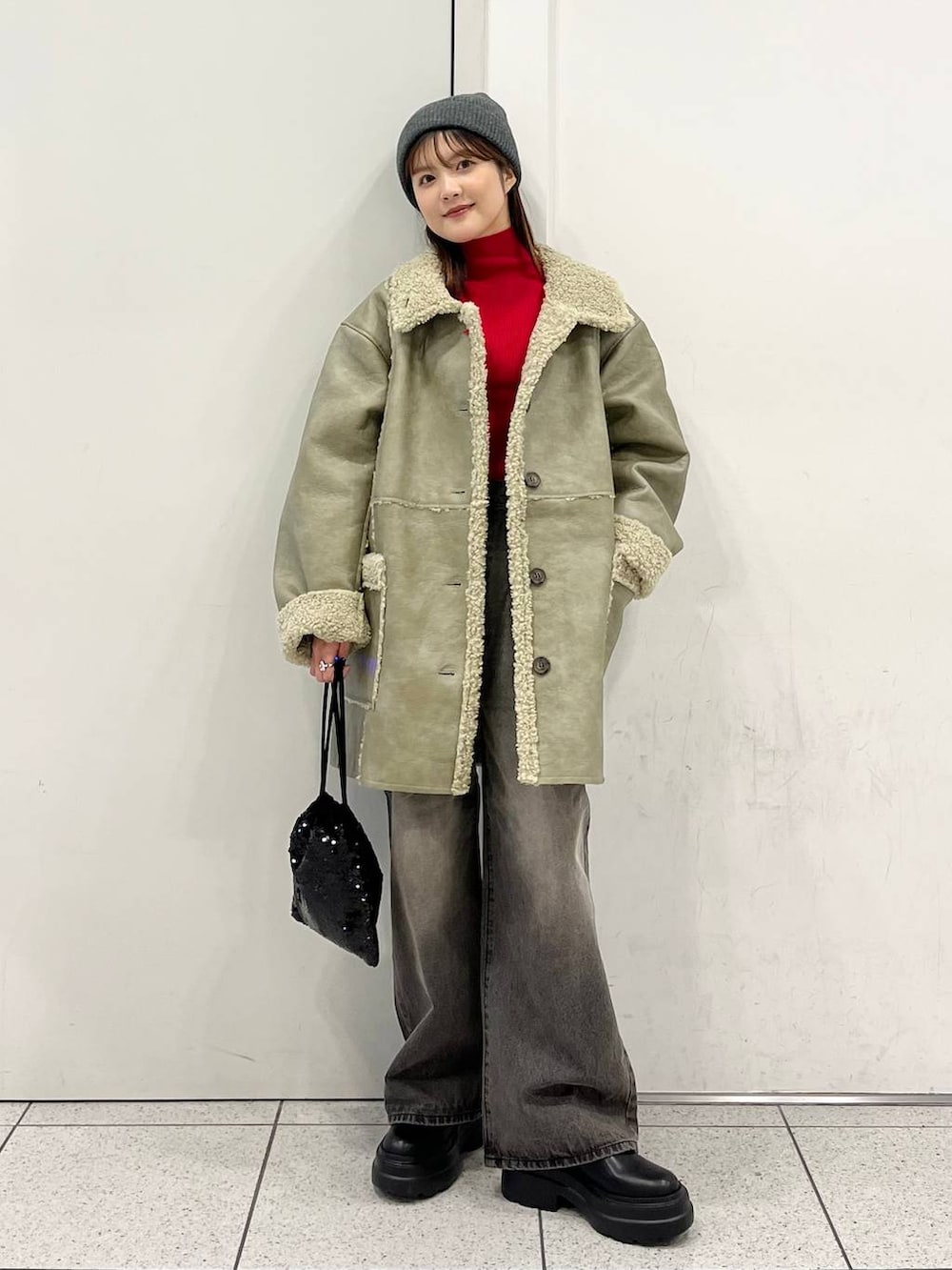 「差し色コーデ、カジュアル、コート、ニット、ニット帽、デニムパンツ、ショートブーツ、ブーツ、冬コーデ、LOWRYS FARM、JEANASIS、ローリーズスタイル_LOWRYS FARM、大人女子カジュアル_LOWRYS FARM」｜「LOWRYS FARMのマシンウォッシャブルタートル 　967405（ニット/セーター、レッド系）」を使った、aoさん（レディース・158cm）の冬コーディネートの2枚目の写真