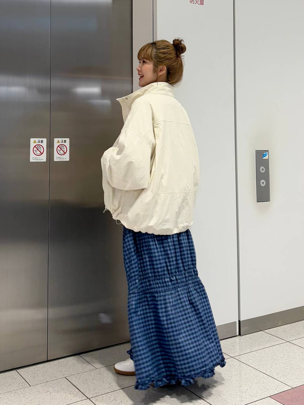 「差し色コーデ、カジュアル、春アウター、コート、スウェット、ネックレス、ロングスカート、スカート、リュック・バッグ、LOWRYS FARM、春コーデ、大人女子カジュアル_LOWRYS FARM、ローリーズスタイル_LOWRYS FARM」|「LOWRYS FARMのリメイクフウウラケLS 145816(スウェット、グレー系)」を使った、aoさん(レディース・158cm)の春コーディネートの4枚目の写真