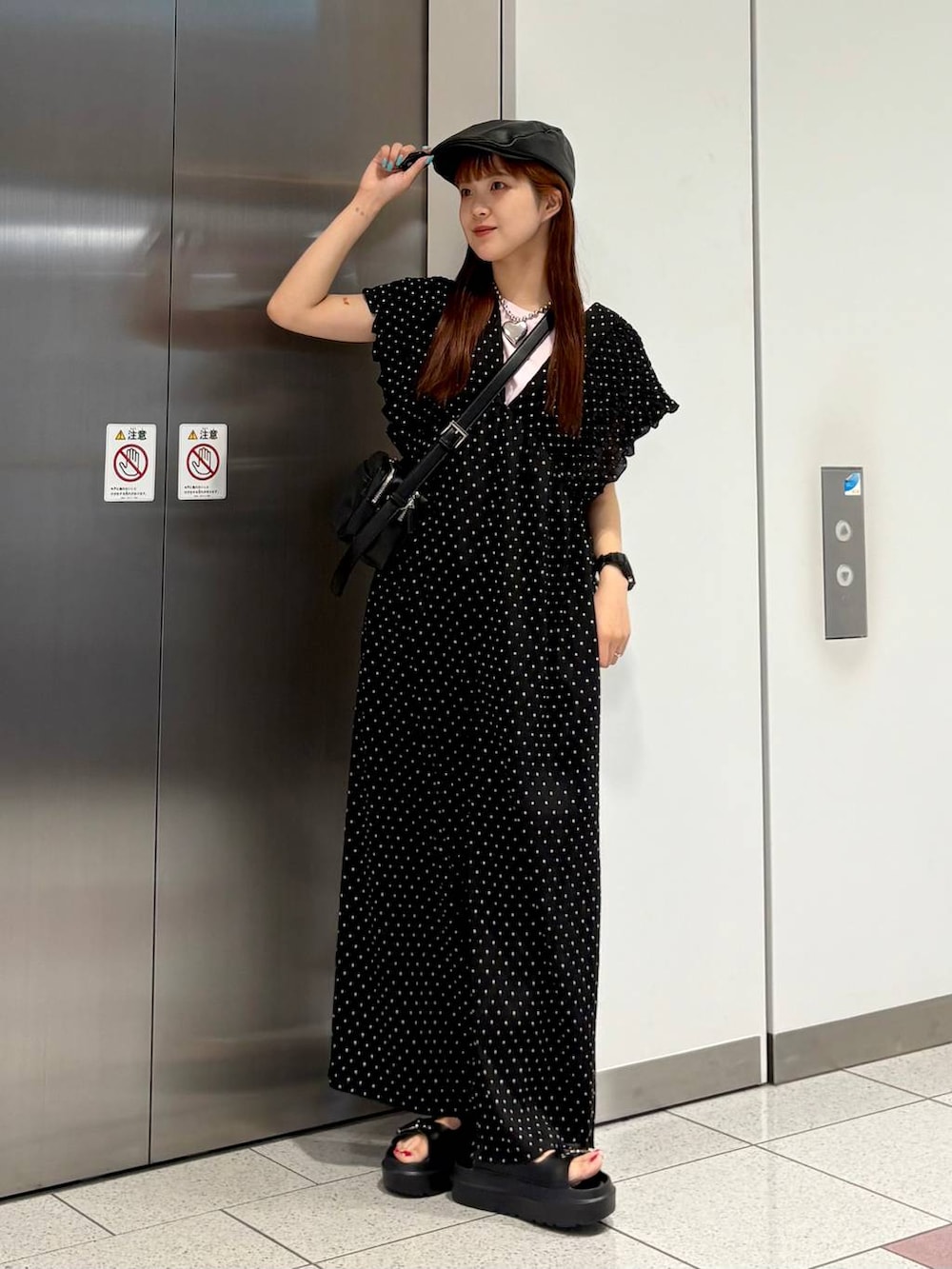 「差し色コーデ、カジュアル、大人カジュアル、サロペット、ラフ、ゆったり、サンダル、夏コーデ、Tシャツ、LOWRYS FARM、ノースリーブ、大人女子カジュアル_LOWRYS FARM、ローリーズスタイル_LOWRYS FARM、個性派」｜「LOWRYS FARMのヨウリュウシャーリングサロペット 289959（ワンピース、その他）」を使った、aoさん（レディース・158cm）の夏コーディネートの2枚目の写真