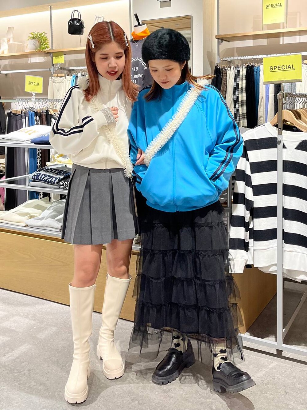 「カジュアル、ロングスカート、ミニスカート、スカート、ブーツ、LOWRYS FARM、Heather、Me%、モバイルグッズ_Me%、冬コーデ、ローリーズスタイル_LOWRYS FARM、大人女子カジュアル_LOWRYS FARM、差し色コーデ」｜「Heatherのインヒールストレッチロングブーツ　229820（ブーツ、ホワイト系）」を使った、aoさん（レディース・158cm）の秋コーディネートの4枚目の写真