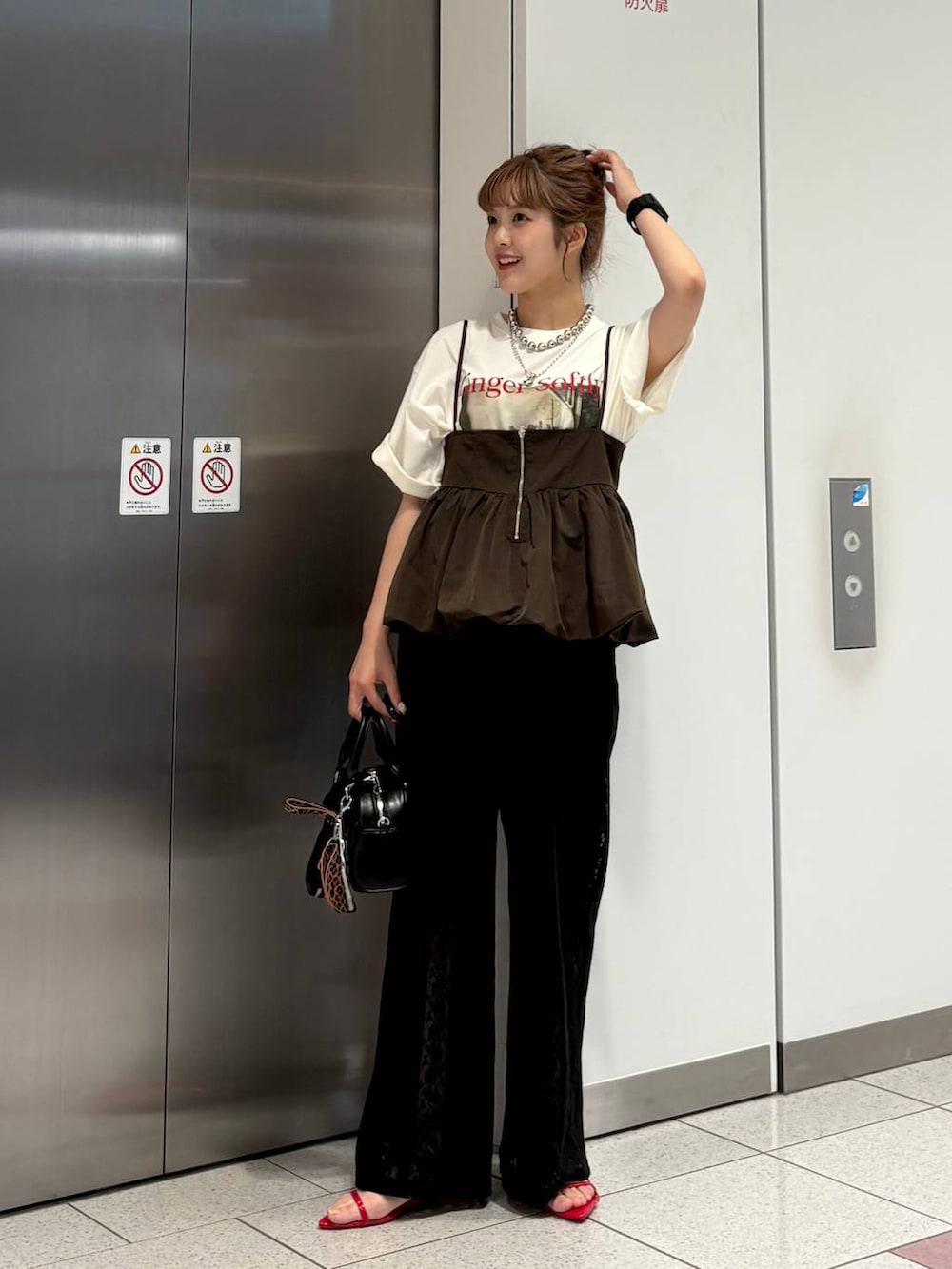 「差し色コーデ、カジュアル、Tシャツ、ビスチェ、ワイドパンツ、ラフ、夏コーデ、サンダル、LOWRYS FARM、大人カジュアル、大人女子カジュアル_LOWRYS FARM、ローリーズスタイル_LOWRYS FARM」|「LOWRYS FARMのポインテッドナローサンダル 287486(サンダル、レッド系)」を使った、aoさん(レディース・158cm)の夏コーディネートの3枚目の写真