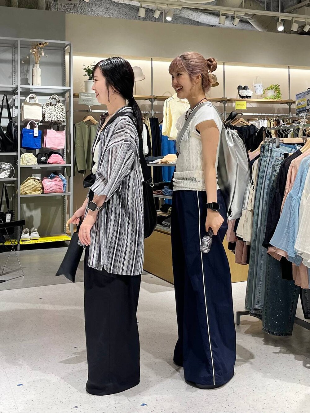 「差し色コーデ、カジュアル、ユニセックス、サロペット、Tシャツ、キャミソール、ショルダーバッグ、シャツ、ネックレス、フェススタイル、LOWRYS FARM、夏コーデ、大人女子カジュアル_LOWRYS FARM、ローリーズスタイル_LOWRYS FARM」|「Me%の【晴雨兼用傘】バッグ付きミニカサ 102557(折りたたみ傘、ブラック系)」を使った、aoさん(レディース・158cm)の夏コーディネートの3枚目の写真