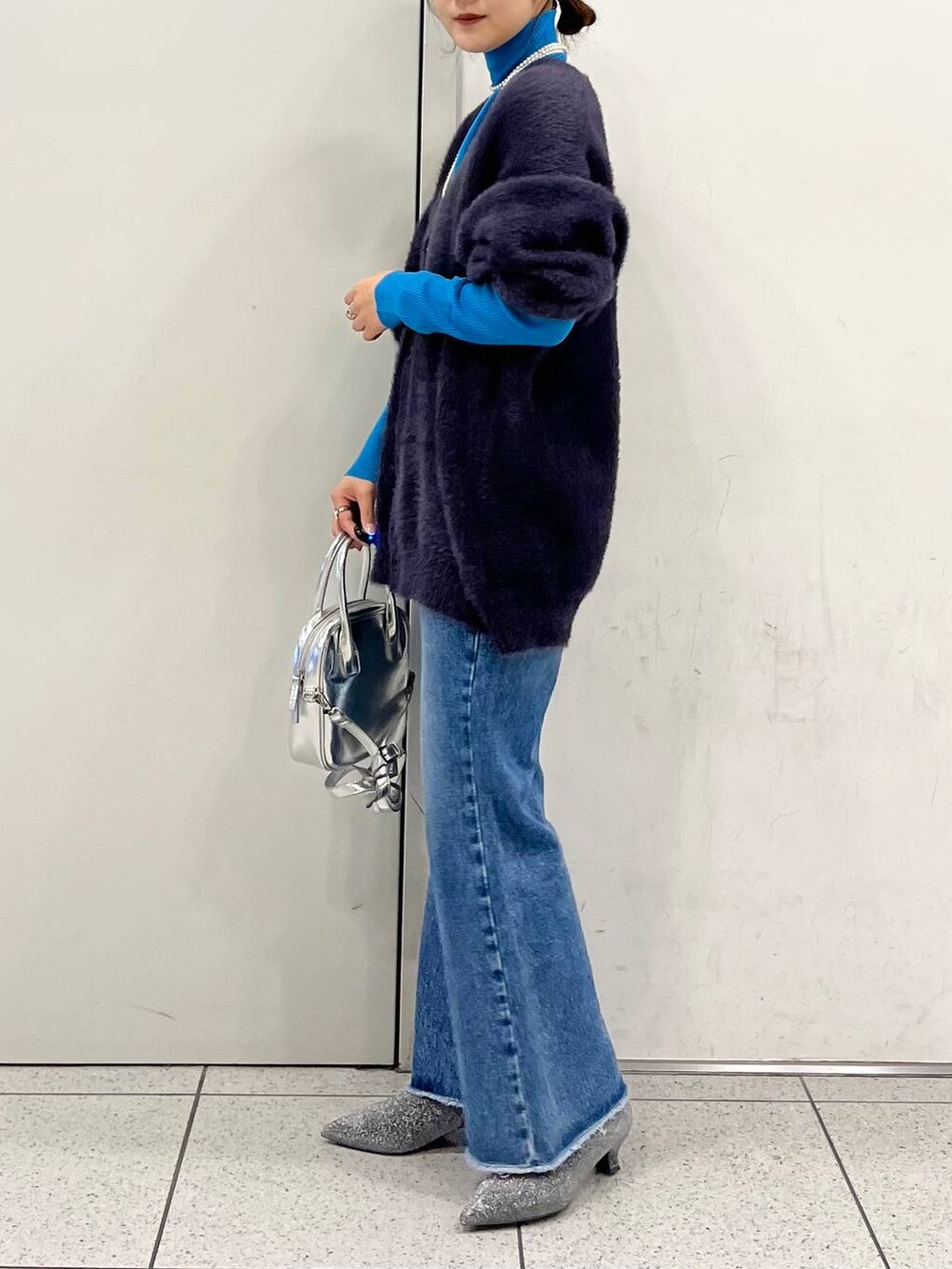 「ニット、カーディガン、デニムパンツ、ブーツ、ショートブーツ、LOWRYS FARM、ローリーズスタイル_LOWRYS FARM、大人女子カジュアル_LOWRYS FARM、差し色コーデ、カジュアル、ユニセックス」｜「LOWRYS FARMのＣＯＮＥフレアデニムパンツ　907038（デニムパンツ、その他）」を使った、aoさん（レディース・158cm）の秋コーディネートの3枚目の写真