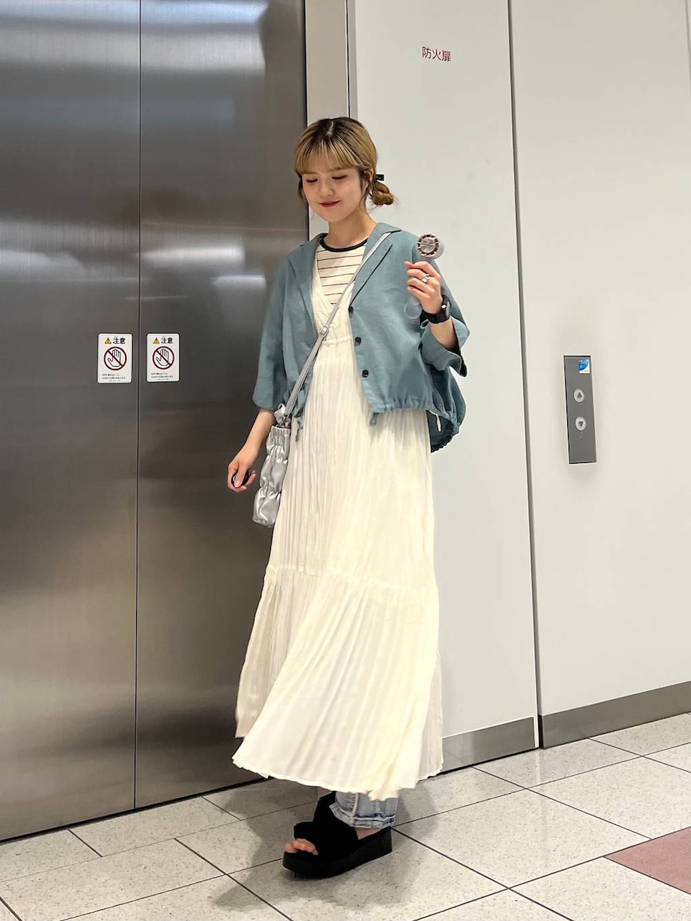 「差し色コーデ、カジュアル、シャツ、ハンディファン、デニムパンツ、ワンピース、タンクトップ、サンダル、ショルダーバッグ、LOWRYS FARM、夏コーデ、ローリーズスタイル_LOWRYS FARM」|「LOWRYS FARMのカンドウフィットフリル 105198(サンダル、ブラック系)」を使った、aoさん(レディース・158cm)の夏コーディネートの3枚目の写真