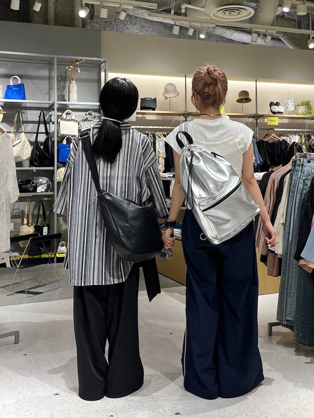 「差し色コーデ、カジュアル、ユニセックス、サロペット、Tシャツ、キャミソール、ショルダーバッグ、シャツ、ネックレス、フェススタイル、LOWRYS FARM、夏コーデ、大人女子カジュアル_LOWRYS FARM、ローリーズスタイル_LOWRYS FARM」|「Me%の【晴雨兼用傘】バッグ付きミニカサ 102557(折りたたみ傘、ブラック系)」を使った、aoさん(レディース・158cm)の夏コーディネートの4枚目の写真