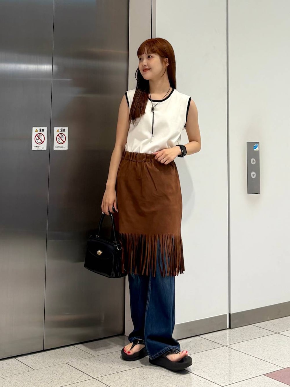 「差し色コーデ、カジュアル、ノースリーブ、Tシャツ、デニムパンツ、フレアパンツ、スカート、夏コーデ、LOWRYS FARM、大人カジュアル、ローリーズスタイル_LOWRYS FARM、大人女子カジュアル_LOWRYS FARM」｜「LOWRYS FARMのコンチョコードネックレス 493946（ネックレス、グレー系）」を使った、aoさん（レディース・158cm）の夏コーディネートの3枚目の写真