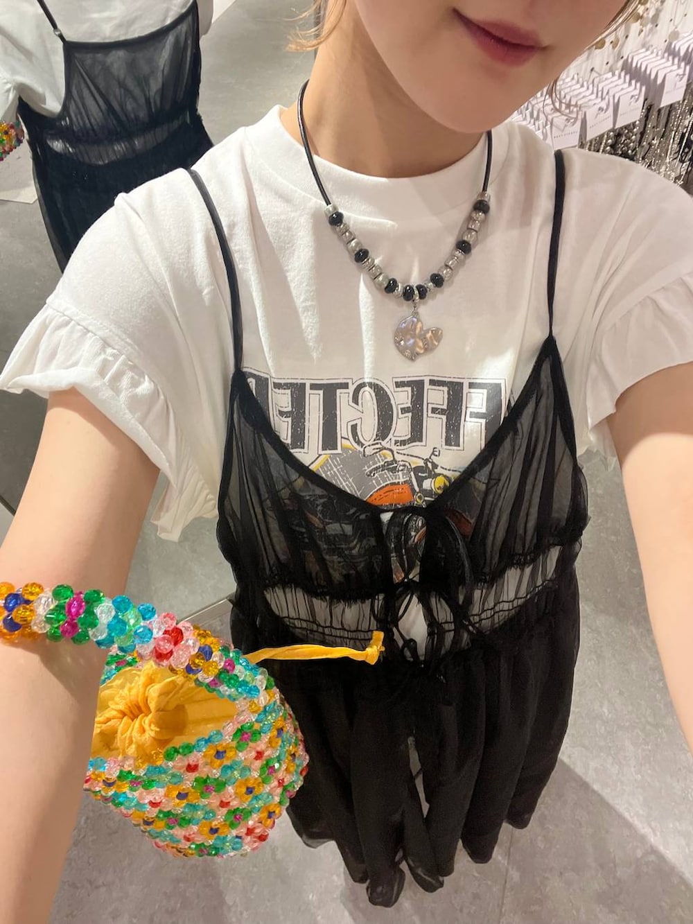 「差し色コーデ、カジュアル、キャミワンピース、ワンピース、Tシャツ、デニムパンツ、ネックレス、LOWRYS FARM、夏コーデ、大人カジュアル、大人女子カジュアル_LOWRYS FARM、ローリーズスタイル_LOWRYS FARM」|「JEANASISのWestern-styleネックレス/111788(ネックレス、ブラック系)」を使った、aoさん(レディース・158cm)の春コーディネートの3枚目の写真