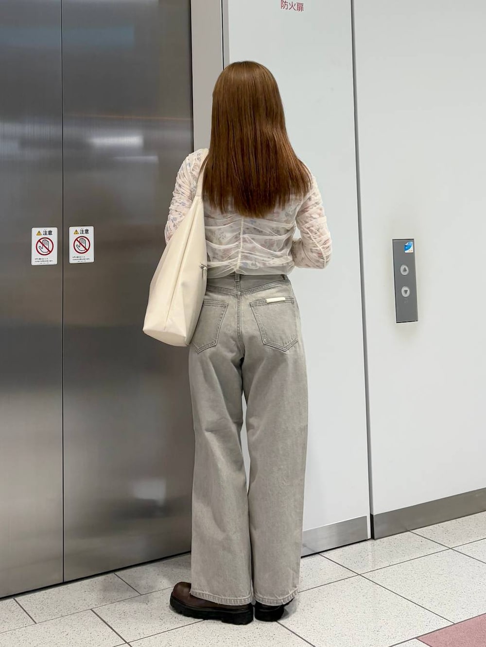 「ブーツ、LOWRYS FARM、春コーデ、差し色コーデ、カジュアル、デニムパンツ、ショルダーバッグ、ショートブーツ、春色、大人女子カジュアル_LOWRYS FARM、ローリーズスタイル_LOWRYS FARM」｜「LOWRYS FARMのヤワラカルイ２ＷＡＹショルダーＢＡＧ 115210（ショルダーバッグ、ホワイト系）」を使った、aoさん（レディース・158cm）の冬コーディネートの6枚目の写真