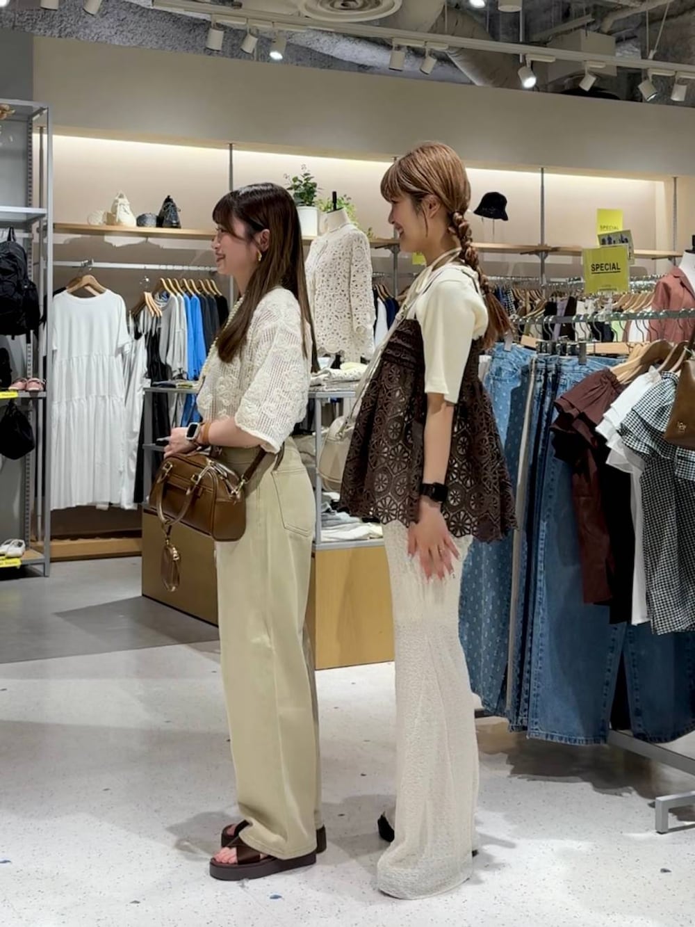 「差し色コーデ、カジュアル、フレアパンツ、キャミソール、デニムパンツ、サンダル、ネックレス、LOWRYS FARM、大人女子カジュアル_LOWRYS FARM、ローリーズスタイル_LOWRYS FARM」|「LOWRYS FARMのパールタレンネックレス 249411(ネックレス、ベージュ系)」を使った、aoさん(レディース・158cm)の夏コーディネートの3枚目の写真