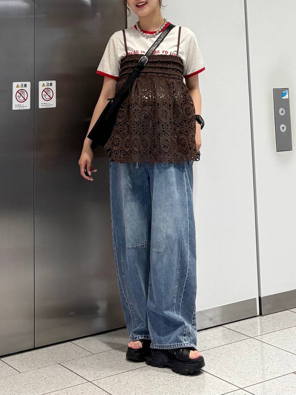 「差し色コーデ、カジュアル、サンダル、Tシャツ、キャミソール、デニムパンツ、ショルダーバッグ、夏コーデ、LOWRYS FARM、大人女子カジュアル_LOWRYS FARM、ローリーズスタイル_LOWRYS FARM、大人カジュアル」|「LOWRYS FARMのクロススポサン 287478(サンダル、ブラック系)」を使った、aoさん(レディース・158cm)の春コーディネートの2枚目の写真