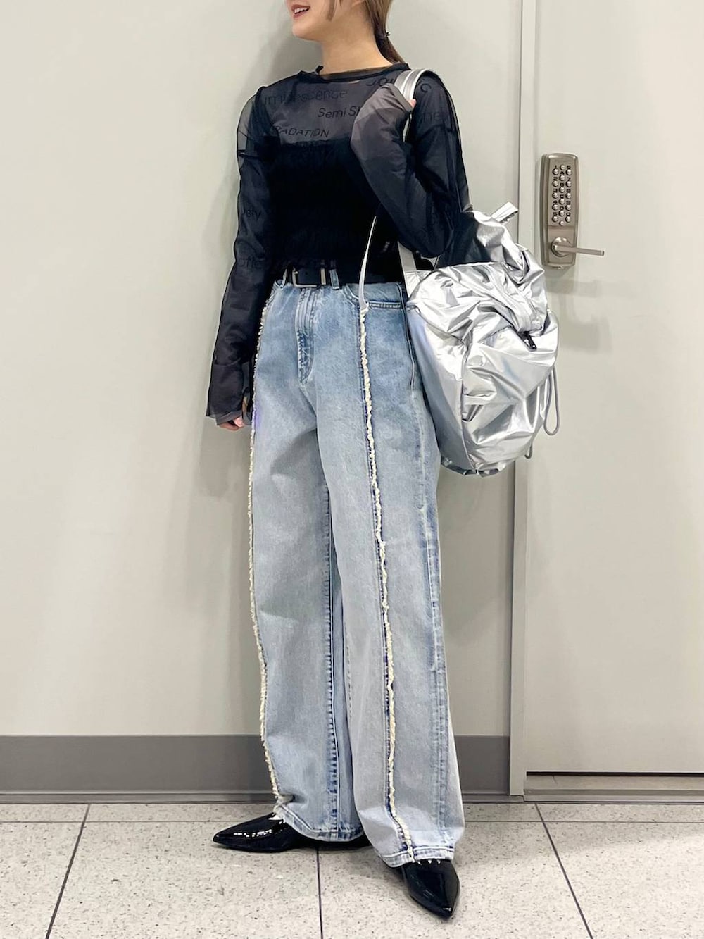 ブラック系のパンプス、グレー系のTシャツ/カットソー、ブラック系のTシャツ/カットソーを着用したレディースの春コーディネートの2枚目の写真