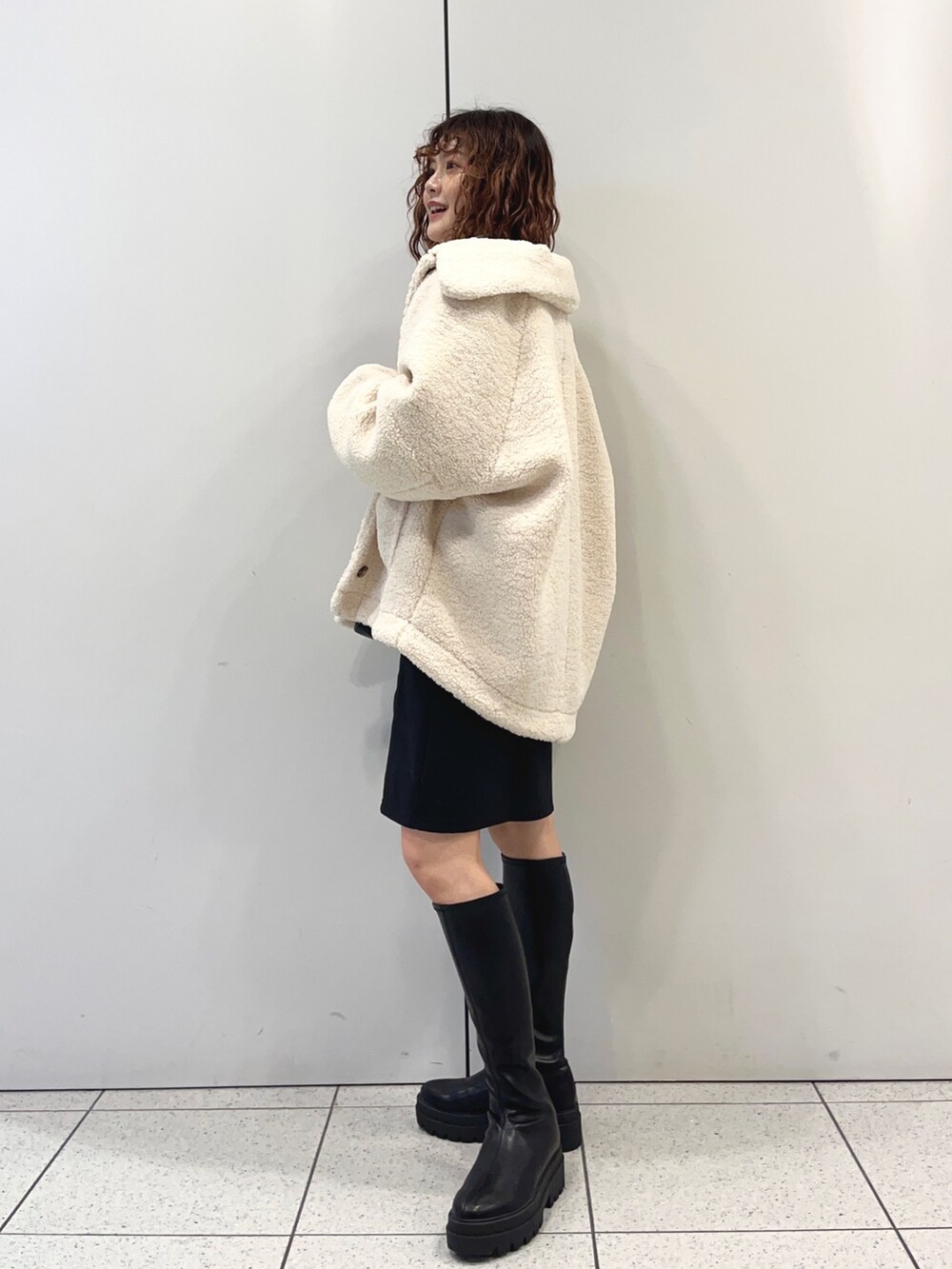 「ボアジャケット、ボアブルゾン、ボアコート、ミニスカート、ロングブーツ、ブーツ、シャギーニット、オーバーサイズ、大人ガーリー、大人かわいい、ゆったりコーデ、タートルネック、LOWRYS FARM、ローリーズファーム(LOWRYS FARM)、ローリーズファーム公認インフルエンサー」｜「LOWRYS FARMのストレッチミニスカート２　179489（スカート、ブラック系）」を使った、aoさん（レディース・158cm）の冬コーディネートの3枚目の写真
