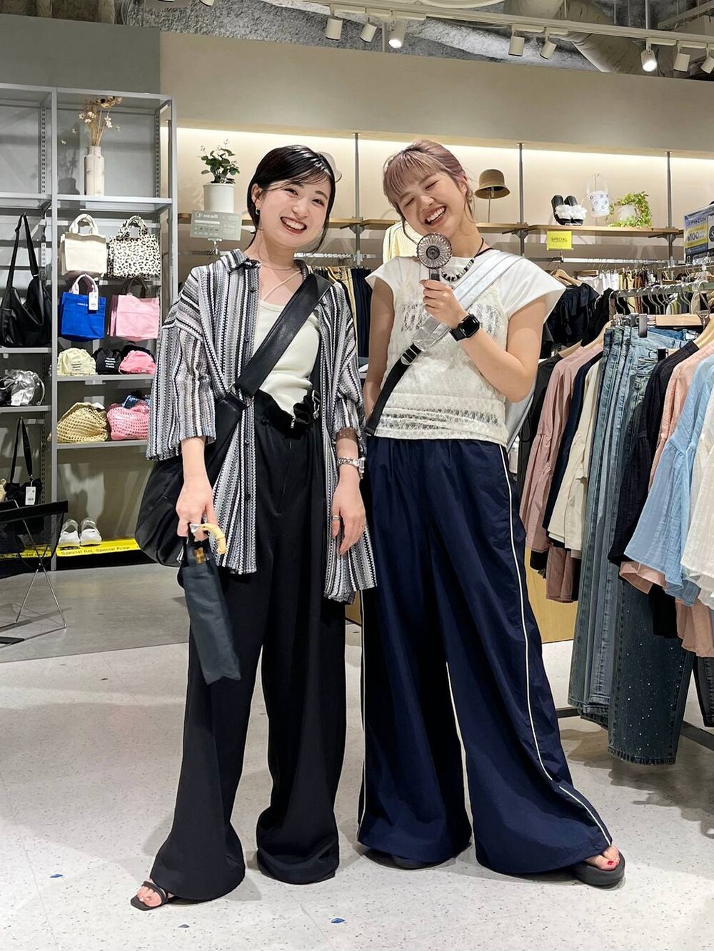 「差し色コーデ、カジュアル、ユニセックス、サロペット、Tシャツ、キャミソール、ショルダーバッグ、シャツ、ネックレス、フェススタイル、LOWRYS FARM、夏コーデ、大人女子カジュアル_LOWRYS FARM、ローリーズスタイル_LOWRYS FARM」|「Me%の【晴雨兼用傘】バッグ付きミニカサ 102557(折りたたみ傘、ブラック系)」を使った、aoさん(レディース・158cm)の夏コーディネートの2枚目の写真