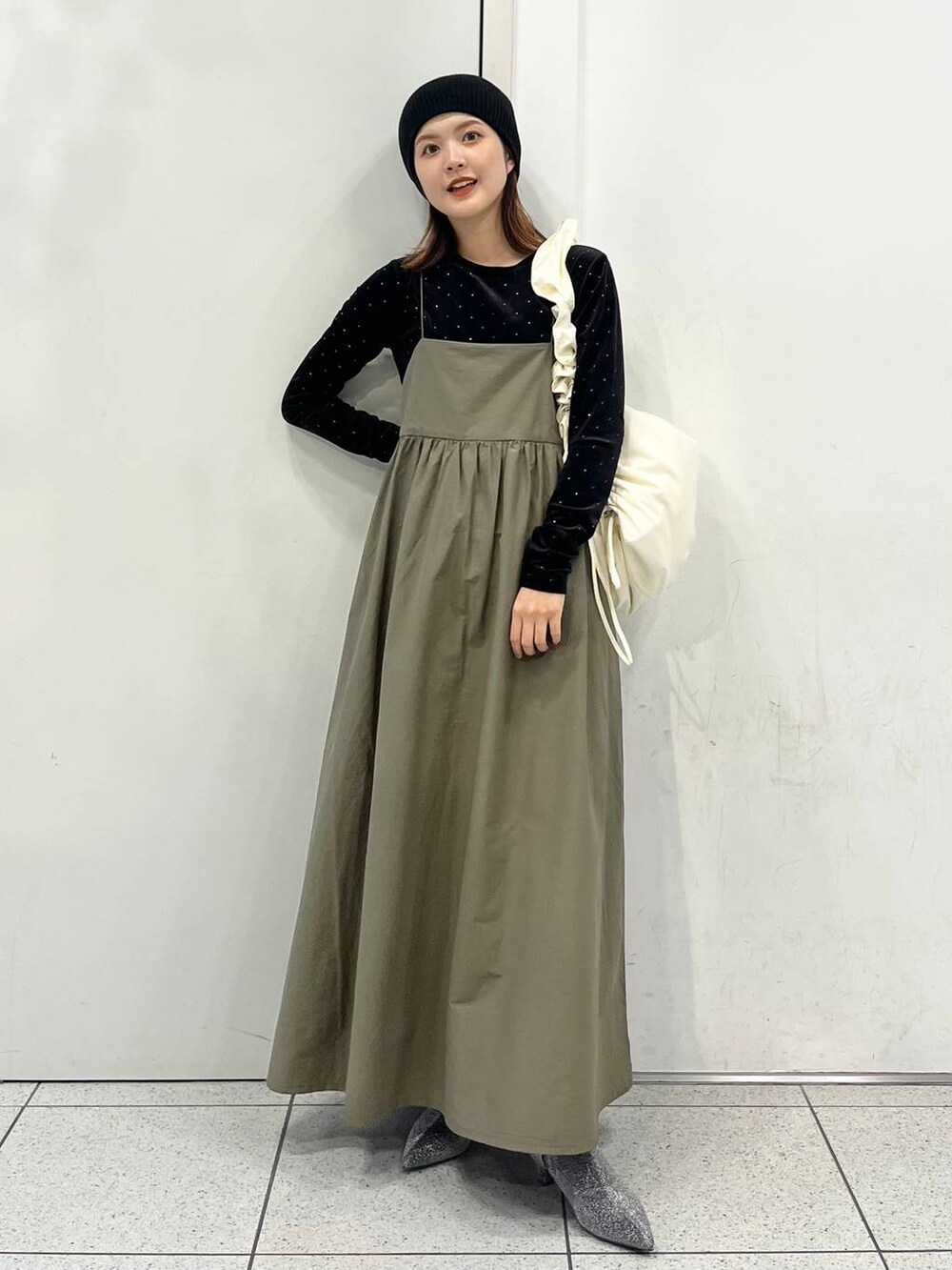 「差し色コーデ、カジュアル、キャミワンピース、ワンピース、ニット帽、ショルダーバッグ、ブーツ、ショートブーツ、秋コーデ、冬コーデ、LOWRYS FARM、大人女子カジュアル_LOWRYS FARM、ローリーズスタイル_LOWRYS FARM」｜「LOWRYS FARMのクシュクシュショルダーＢＡＧ　967844（ショルダーバッグ、ホワイト系）」を使った、aoさん（レディース・158cm）の秋コーディネートの2枚目の写真