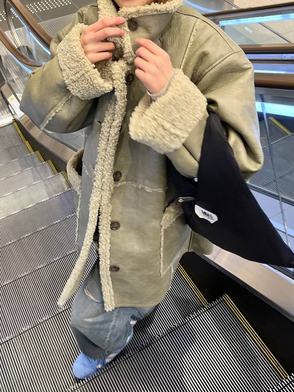 「差し色コーデ、カジュアル、コート、ロンT、Tシャツ、ネックレス、冬コーデ、LOWRYS FARM、JEANASIS、ブランドミックス、ローリーズスタイル_LOWRYS FARM」｜「LOWRYS FARMのステンレスハートチェーンネックレス　103351（ネックレス、グレー系）」を使った、aoさん（レディース・158cm）の冬コーディネートの3枚目の写真