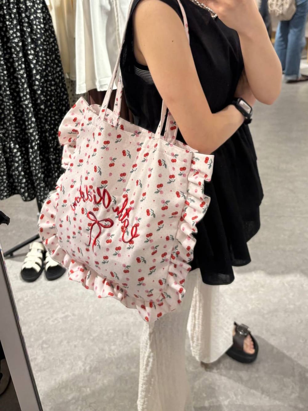 「差し色コーデ、カジュアル、Cath Kidston、LOWRYS FARM、トートバッグ、バッグ、キャップ、キャスキッドソン、キャス×ローリー」｜「LOWRYS FARMのカラーＣＡＰ　496552（キャップ、レッド系）」を使った、aoさん（レディース・158cm）の夏コーディネートの2枚目の写真