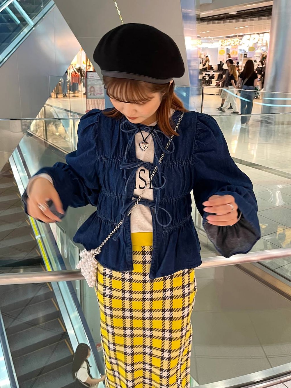 「差し色コーデ、カジュアル、ブラウス、デニムジャケット、ロングスカート、スカート、ロンT、Tシャツ、秋コーデ、LOWRYS FARM、Me%、ショートブーツ、ブーツ、大人女子カジュアル_LOWRYS FARM、ローリーズスタイル_LOWRYS FARM」｜「LOWRYS FARMのストレッチプラットフォームブーツ  967876（ブーツ、ホワイト系）」を使った、aoさん（レディース・158cm）の秋コーディネートの3枚目の写真