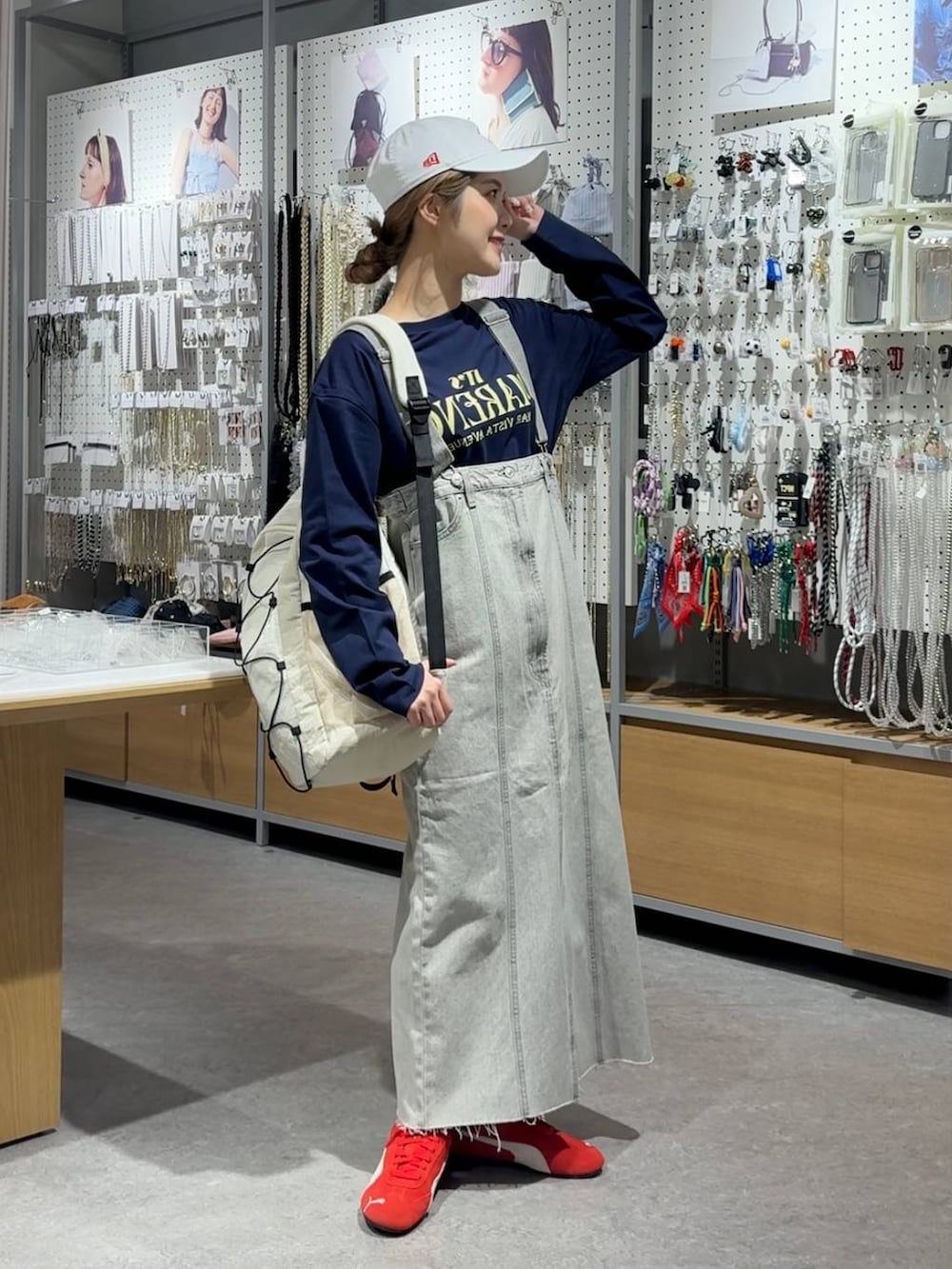 「差し色コーデ、カジュアル、スカート、ロングスカート、Tシャツ、ロンT、リュック・バッグ、キャップ、LOWRYS FARM、春コーデ、大人女子カジュアル_LOWRYS FARM、ローリーズスタイル_LOWRYS FARM」｜「LOWRYS FARMのＣＯＮＥ／ジャンスカ　 131367（ジャンパースカート、グレー系）」を使った、aoさん（レディース・158cm）の春コーディネートの2枚目の写真