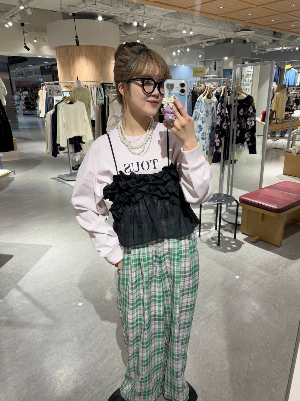 「差し色コーデ、カジュアル、めがね、メガネ、春色、春コーデ、Tシャツ、ロンT、ビスチェ、LOWRYS FARM、大人カジュアル、ローリーズスタイル_LOWRYS FARM、大人女子カジュアル_LOWRYS FARM」｜「LOWRYS FARMのＥＹＥＷＥＡＲ　128533（メガネ、ベージュ系）」を使った、aoさん（レディース・158cm）の春コーディネートの2枚目の写真