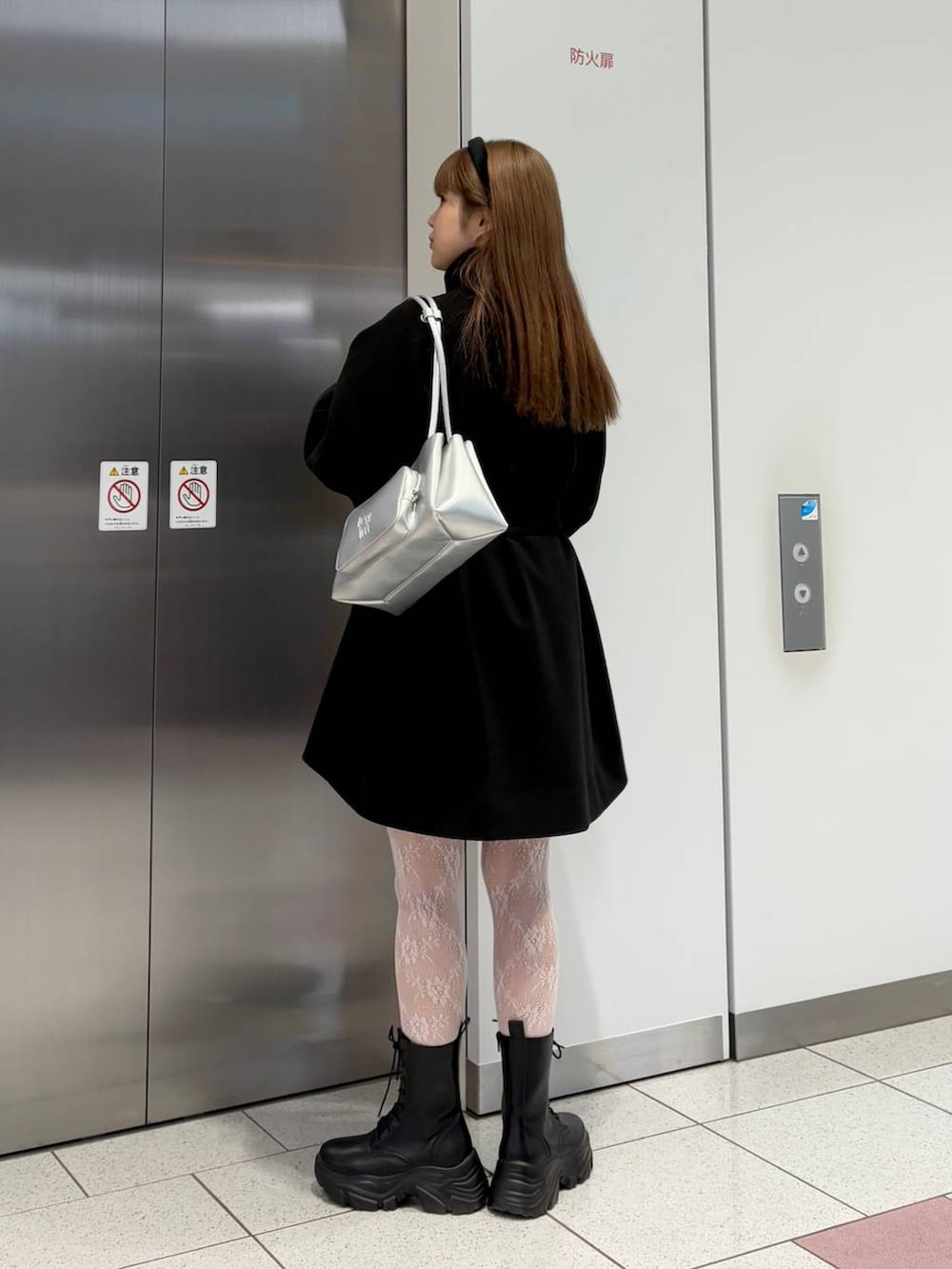 「ガーリー、デートコーデ、ヘアアクセサリー、ブーツ、ショートブーツ、コート、冬アウター、LOWRYS FARM、セールコーデ」｜「LOWRYS FARMのウールライクミドルコート 116483（その他アウター、ブラック系）」を使った、aoさん（レディース・158cm）の冬コーディネートの6枚目の写真
