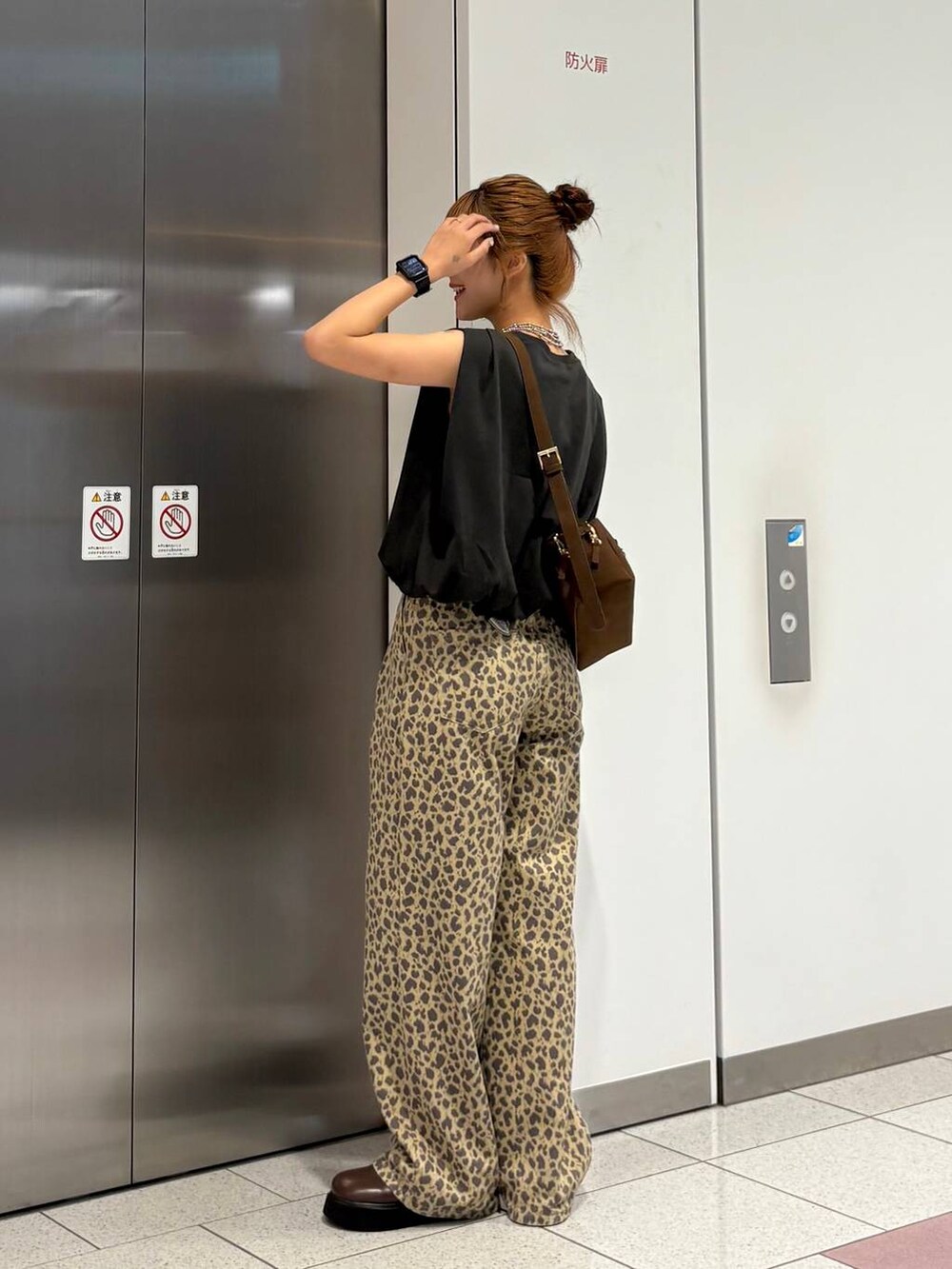 その他のデニムパンツ、グレー系のTシャツ/カットソー、ブラウン系のショルダーバッグを着用したレディースの夏コーディネートの5枚目の写真