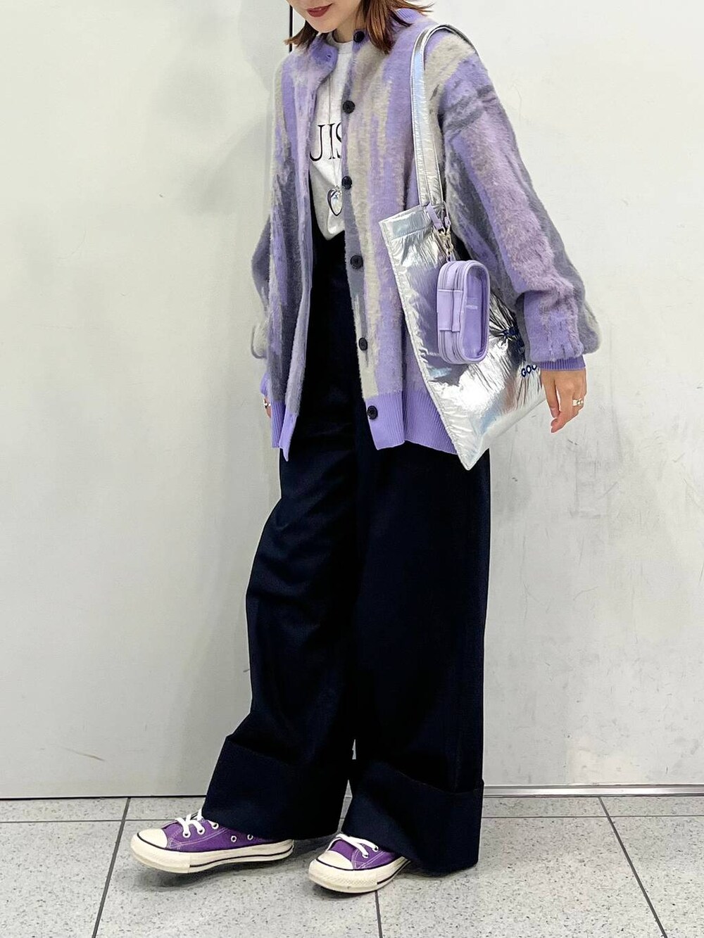 「カーディガン、ロンT、Tシャツ、ニット、ニット帽、ネックレス、秋コーデ、冬コーデ、LOWRYS FARM、大人女子カジュアル_LOWRYS FARM、ローリーズスタイル_LOWRYS FARM、公認インフルエンサー_LOWRYS FARM、差し色コーデ、カジュアル」｜「Me%の推し活ポーチ  965555（ポーチ、パープル系）」を使った、aoさん（レディース・158cm）の秋コーディネートの2枚目の写真