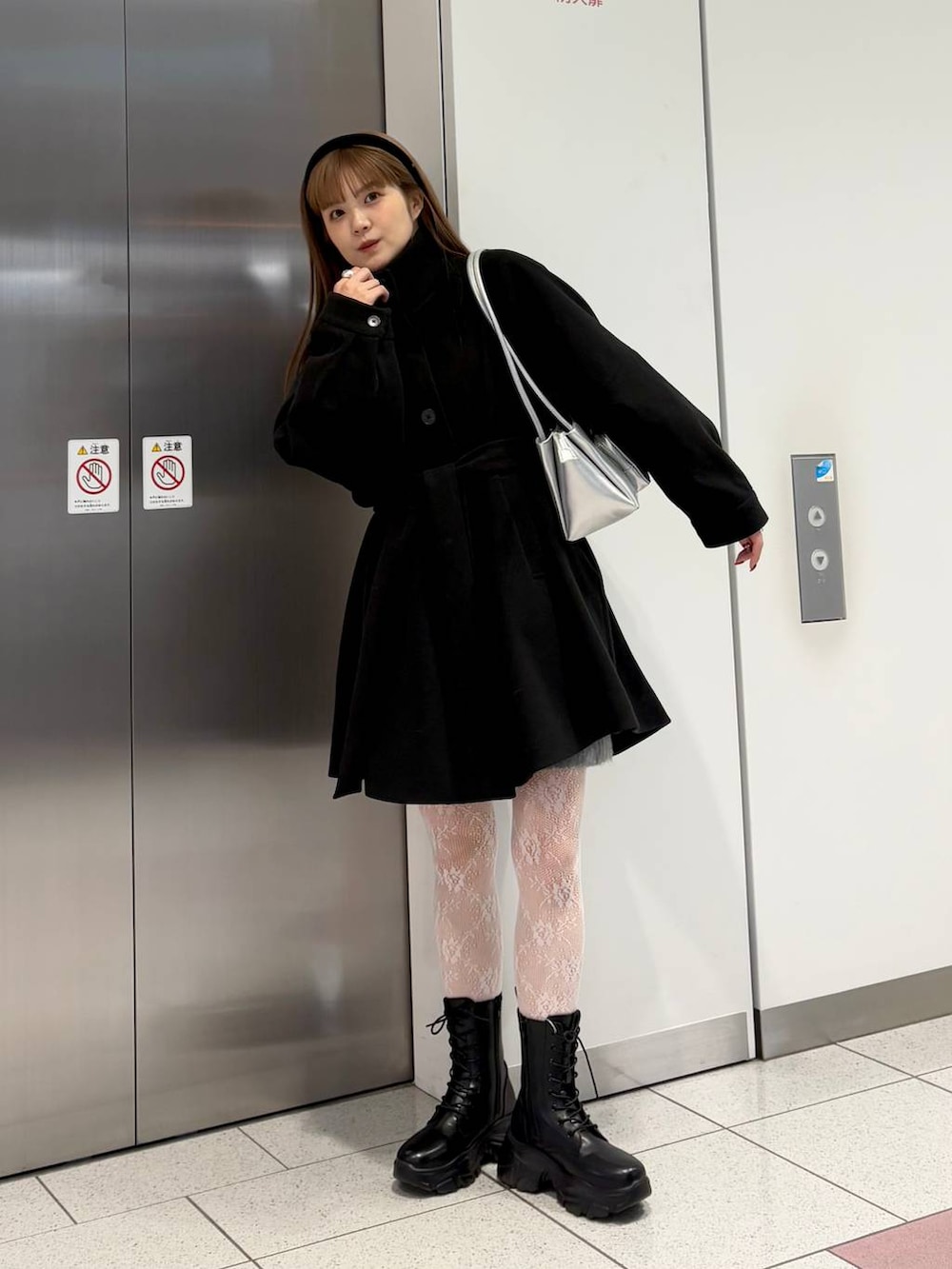 「ガーリー、デートコーデ、ヘアアクセサリー、ブーツ、ショートブーツ、コート、冬アウター、LOWRYS FARM、セールコーデ」｜「LOWRYS FARMのウールライクミドルコート 116483（その他アウター、ブラック系）」を使った、aoさん（レディース・158cm）の冬コーディネートの2枚目の写真