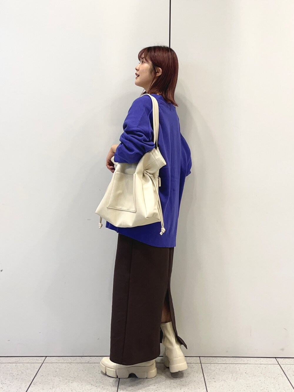 「大人カジュアル、秋服、ゆるコーデ、秋服準備はじめました、ショートブーツ、スニーカーブーツ、シアートップス、カーディガン、メンズアイテム、ユニセックス、トートバッグ、キャミワンピ、LOWRYS FARM、ローリーズファーム(LOWRYS FARM)、ローリーズファーム公認インフルエンサー」｜「LOWRYS FARMのストレッチスニーカーブーツ　345671（ブーツ、ホワイト系）」を使った、aoさん（レディース・158cm）の秋コーディネートの3枚目の写真