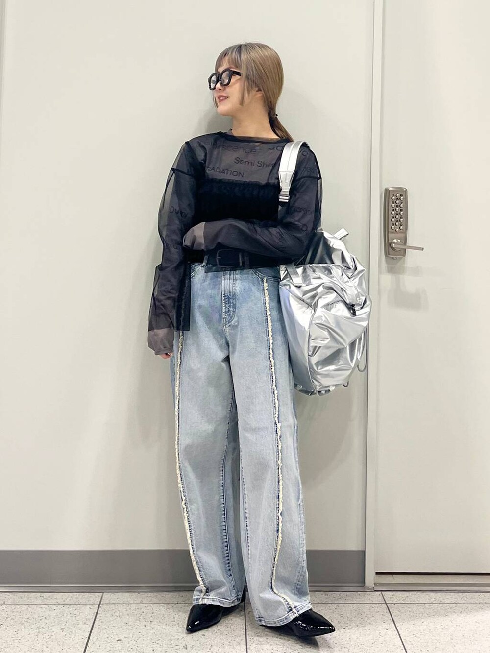 ブラック系のパンプス、グレー系のTシャツ/カットソー、ブラック系のTシャツ/カットソーを着用したレディースの春コーディネートの3枚目の写真