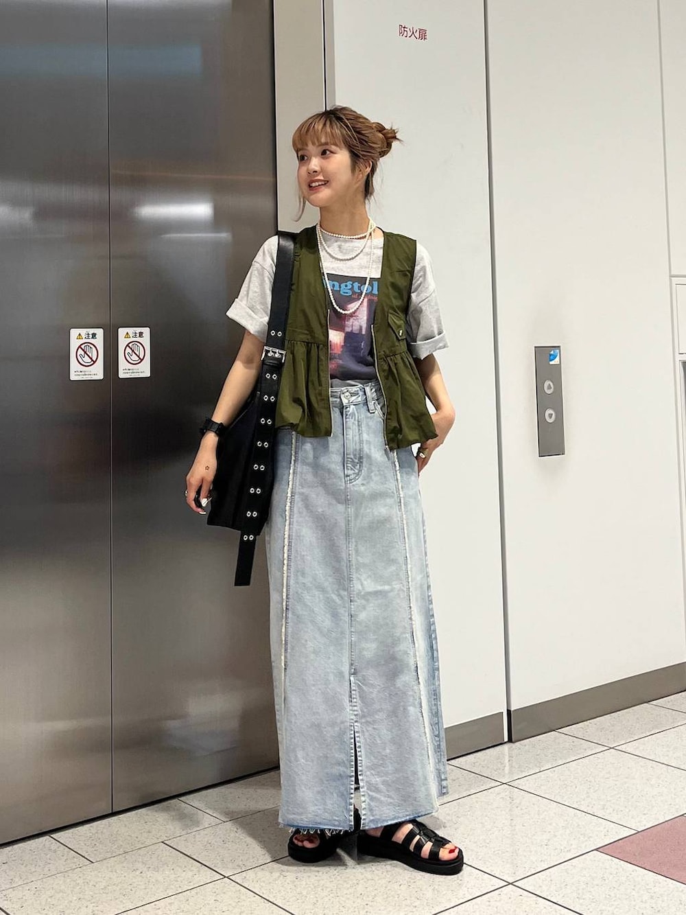 「差し色コーデ、カジュアル、Tシャツ、スカート、ロングスカート、サンダル、ショルダーバッグ、ベスト、夏コーデ、大人カジュアル、LOWRYS FARM、ローリーズスタイル_LOWRYS FARM、大人女子カジュアル_LOWRYS FARM」|「LOWRYS FARMのシャイニーペプラムベスト 129263(ベスト、グリーン系)」を使った、aoさん(レディース・158cm)の夏コーディネートの3枚目の写真