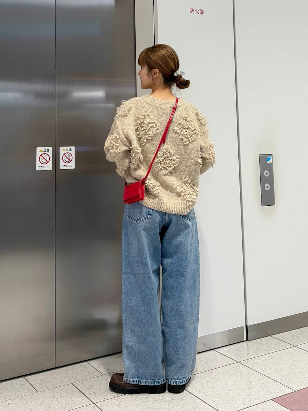 「差し色コーデ、カジュアル、ニット、セールコーデ、デニムパンツ、Me%、LOWRYS FARM、冬コーデ、大人カジュアル、大人女子カジュアル_LOWRYS FARM、ローリーズスタイル_LOWRYS FARM」｜「LOWRYS FARMのエンジニアブーツ　133008（ブーツ、ブラウン系）」を使った、aoさん（レディース・158cm）の冬コーディネートの5枚目の写真