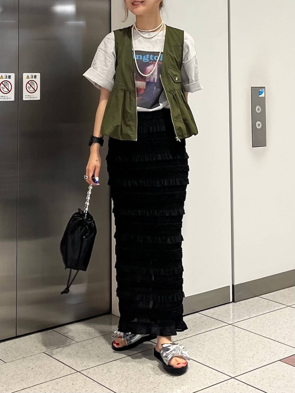 「差し色コーデ、カジュアル、ベスト、スカート、Tシャツ、サンダル、ショルダーバッグ、LOWRYS FARM、夏コーデ、大人カジュアル、大人女子カジュアル_LOWRYS FARM、ローリーズスタイル_LOWRYS FARM」｜「LOWRYS FARMのシャイニーペプラムベスト  129263（ベスト、グリーン系）」を使った、aoさん（レディース・158cm）の夏コーディネートの2枚目の写真