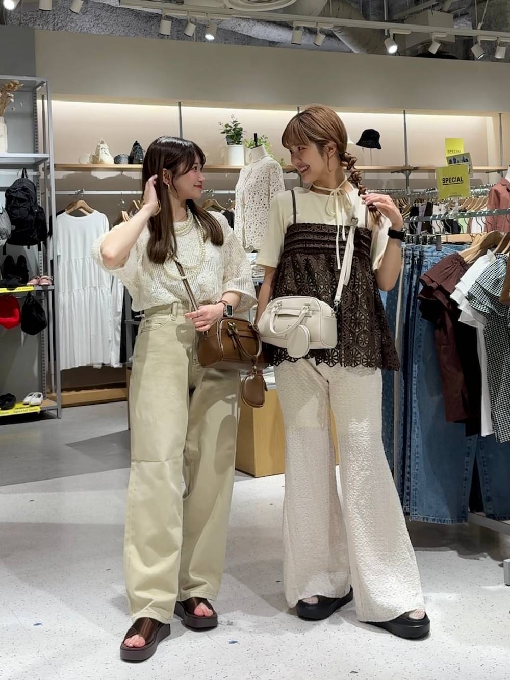 「差し色コーデ、カジュアル、フレアパンツ、キャミソール、デニムパンツ、サンダル、ネックレス、LOWRYS FARM、大人女子カジュアル_LOWRYS FARM、ローリーズスタイル_LOWRYS FARM」|「LOWRYS FARMのパールタレンネックレス 249411(ネックレス、ベージュ系)」を使った、aoさん(レディース・158cm)の夏コーディネートの2枚目の写真