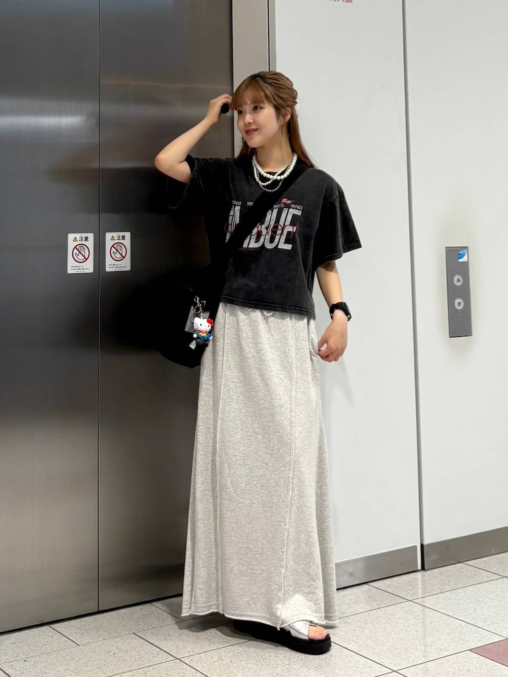 「Tシャツ、サンダル、スカート、ロングスカート、ショルダーバッグ、LOWRYS FARM、Me%、夏コーデ、大人女子カジュアル_LOWRYS FARM、ローリーズスタイル_LOWRYS FARM、大人カジュアル、ラフ、差し色コーデ、カジュアル」｜「LOWRYS FARMのパールタレンネックレス　249411（ネックレス、ベージュ系）」を使った、aoさん（レディース・158cm）の夏コーディネートの2枚目の写真