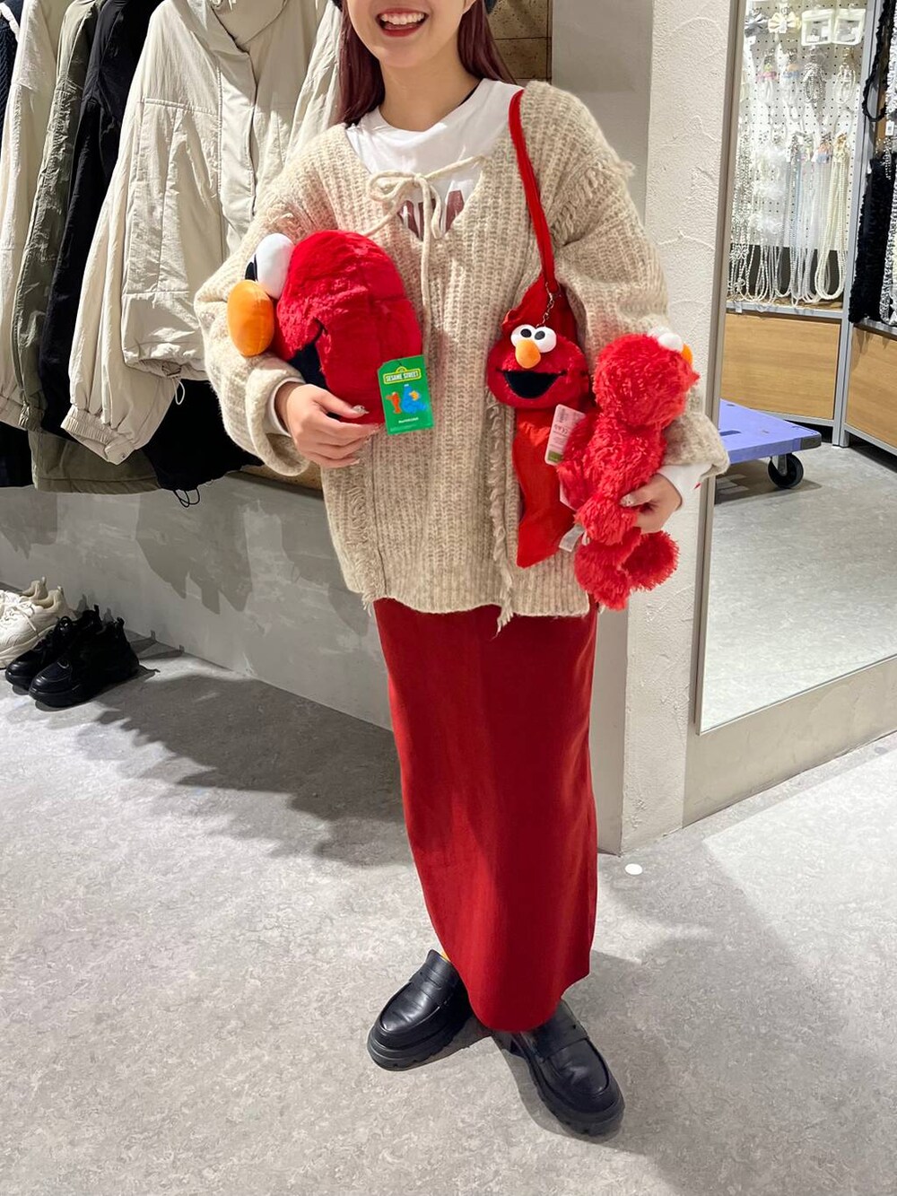 「ニット、スカート、ベレー帽、Tシャツ、ロンT、ロングスカート、LOWRYS FARM、大人カジュアル、ローリーズスタイル_LOWRYS FARM、差し色コーデ、カジュアル」｜「LOWRYS FARMの２ＷＡＹフリンジメランジＬＳ　116690（ニット/セーター、ホワイト系）」を使った、aoさん（レディース・158cm）の秋コーディネートの3枚目の写真