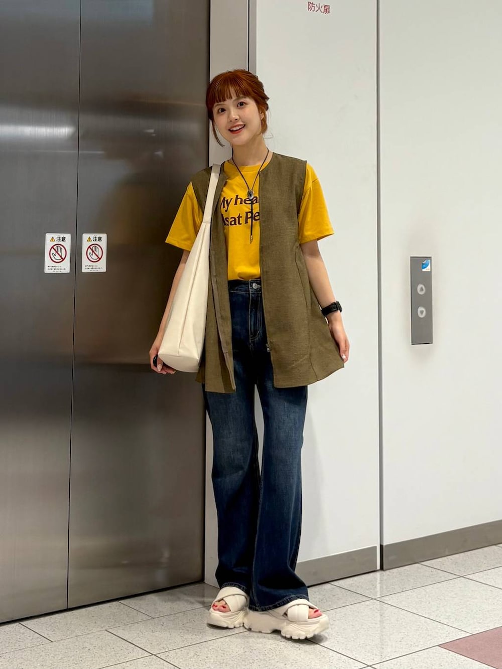「差し色コーデ、カジュアル、フレアパンツ、デニムパンツ、Tシャツ、ベスト、夏コーデ、LOWRYS FARM、大人カジュアル、ローリーズスタイル_LOWRYS FARM、大人女子カジュアル_LOWRYS FARM」|「LOWRYS FARMのヤワラカルイ2WAYショルダーBAG 115210(ショルダーバッグ、ホワイト系)」を使った、aoさん(レディース・158cm)の夏コーディネートの2枚目の写真