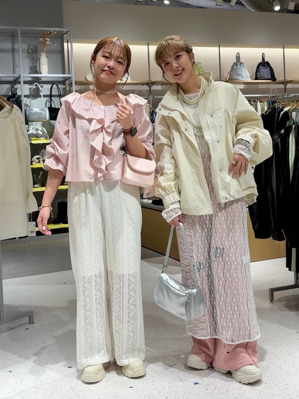 「差し色コーデ、カジュアル、ブラウス、ブルゾン、ネックレス、ワンピース、スニーカー、テーマパーク、テーマパークコーデ、春コーデ、春色、LOWRYS FARM、大人女子カジュアル_LOWRYS FARM、ローリーズスタイル_LOWRYS FARM」|「LOWRYS FARMのバレエスニーカー 140490(スニーカー、ホワイト系)」を使った、aoさん(レディース・158cm)の冬コーディネートの5枚目の写真