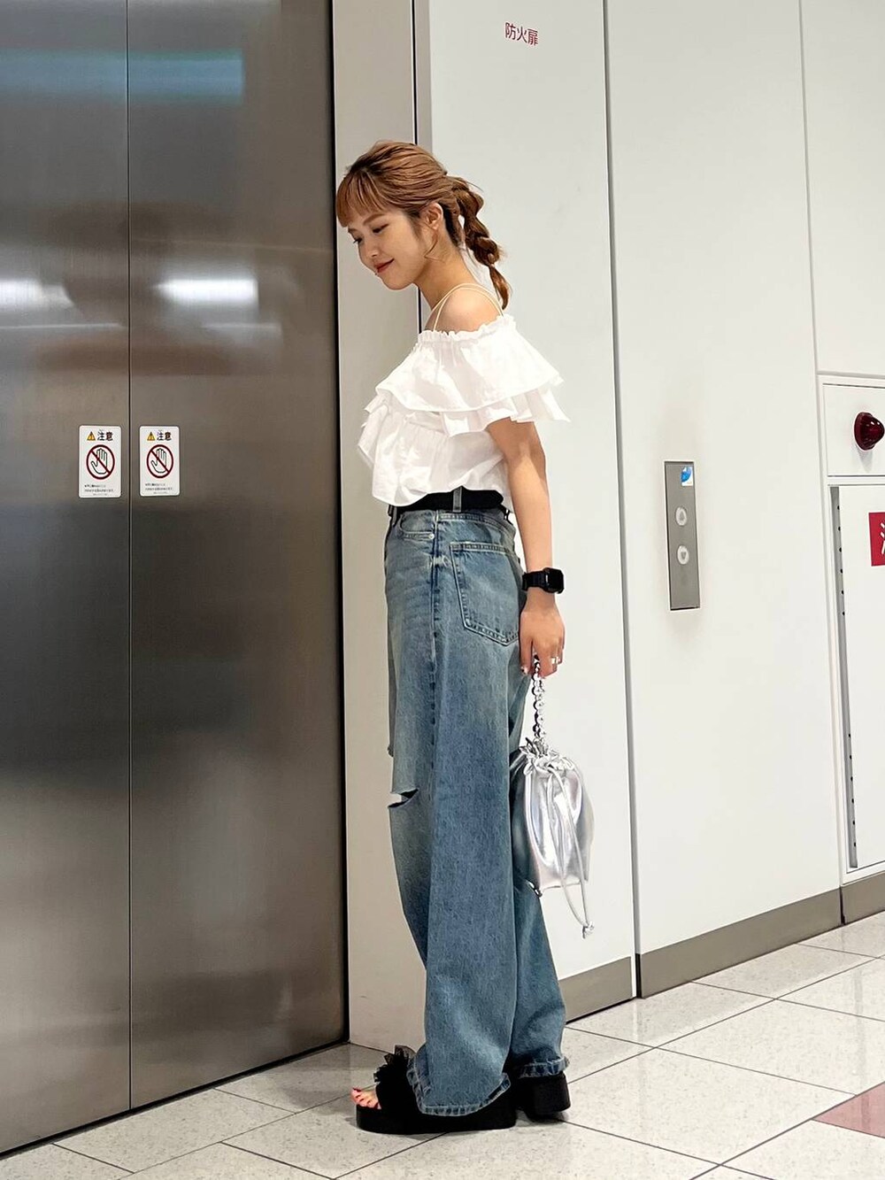 「差し色コーデ、カジュアル、デートコーデ、モテ、デニムパンツ、ベルト、ショルダーバッグ、キャミソール、サンダル、LOWRYS FARM、ローリーズスタイル_LOWRYS FARM」|「LOWRYS FARMのカンドウフィットフリル 105198(サンダル、ブラック系)」を使った、aoさん(レディース・158cm)の夏コーディネートの4枚目の写真