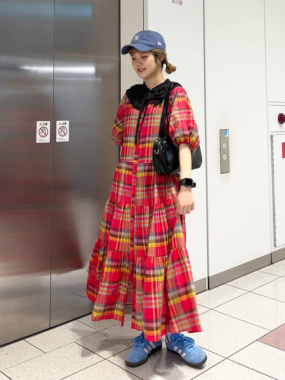 「差し色コーデ、カジュアル、キャップ、ワンピース、バッグ、春コーデ、夏コーデ、LOWRYS FARM、大人女子カジュアル_LOWRYS FARM、ローリーズスタイル_LOWRYS FARM」｜「LOWRYS FARMのワイドボストンバック  102047（ハンドバッグ、ブラック系）」を使った、aoさん（レディース・158cm）の春コーディネートの4枚目の写真