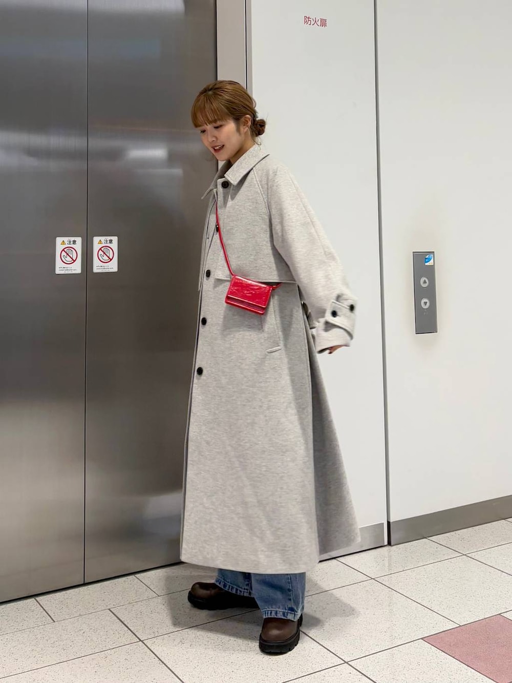 「コート、ニット、デニムパンツ、ブーツ、ショートブーツ、LOWRYS FARM、Me%、冬コーデ、冬アウター、大人女子カジュアル_LOWRYS FARM、ローリーズスタイル_LOWRYS FARM、大人カジュアル、差し色コーデ、カジュアル」｜「LOWRYS FARMのエンジニアブーツ　133008（ブーツ、ブラウン系）」を使った、aoさん（レディース・158cm）の冬コーディネートの3枚目の写真