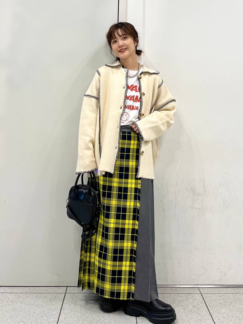 「差し色コーデ、カジュアル、カーディガン、ニット、スカート、ロングスカート、ネックレス、ブーツ、ショートブーツ、Tシャツ、ロンT、モバイルグッズ_Me%、LOWRYS FARM、Me%、ローリーズスタイル_LOWRYS FARM」｜「LOWRYS FARMのストレッチスニーカーブーツ 969457（ブーツ、ブラック系）」を使った、aoさん（レディース・158cm）の秋コーディネートの2枚目の写真