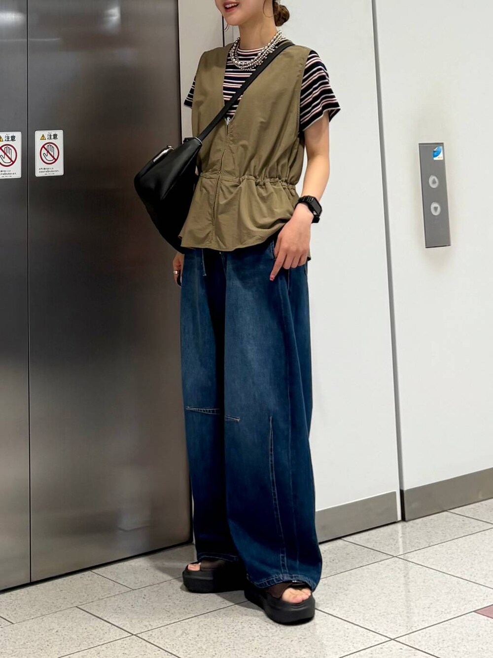 ブルー系のTシャツ/カットソー、ブルー系のデニムパンツ、ブラウン系のサンダルを着用したレディースの夏コーディネートの3枚目の写真