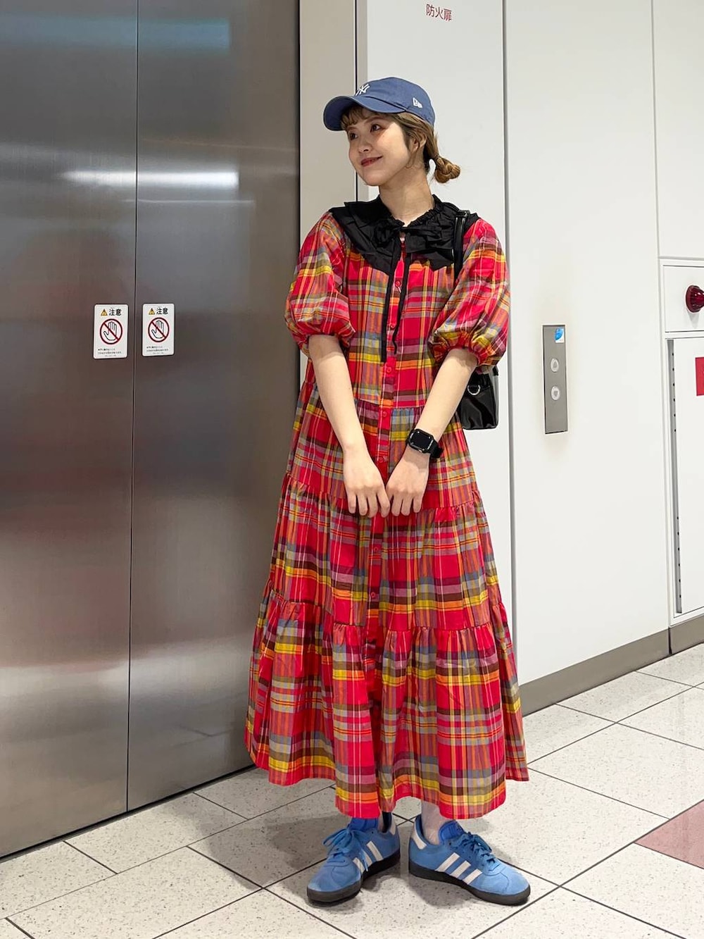 「差し色コーデ、カジュアル、キャップ、ワンピース、バッグ、春コーデ、夏コーデ、LOWRYS FARM、大人女子カジュアル_LOWRYS FARM、ローリーズスタイル_LOWRYS FARM」｜「LOWRYS FARMのワイドボストンバック  102047（ハンドバッグ、ブラック系）」を使った、aoさん（レディース・158cm）の春コーディネートの3枚目の写真