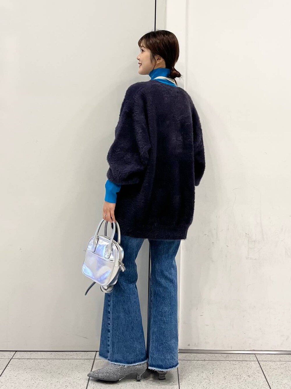 「ニット、カーディガン、デニムパンツ、ブーツ、ショートブーツ、LOWRYS FARM、ローリーズスタイル_LOWRYS FARM、大人女子カジュアル_LOWRYS FARM、差し色コーデ、カジュアル、ユニセックス」｜「LOWRYS FARMのＣＯＮＥフレアデニムパンツ　907038（デニムパンツ、その他）」を使った、aoさん（レディース・158cm）の秋コーディネートの5枚目の写真