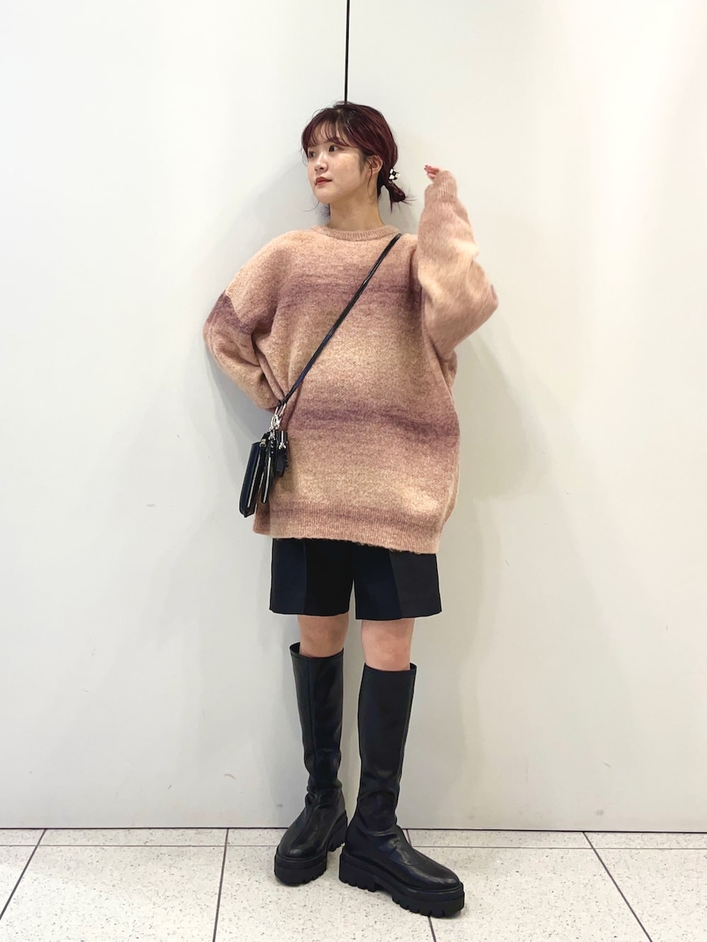 「秋コーデ、ロングブーツ、厚底シューズ、ニット、グラデーション、グラデーションニット、ユニセックス、メンズアイテム、ショートパンツ、秋服準備はじめました、ショルダーバッグ、モバイルショルダー、LOWRYS FARM、ローリーズファーム(LOWRYS FARM)、ローリーズファーム公認インフルエンサー」｜「LOWRYS FARMのＳＥＴショルダーバッグ　958280（ショルダーバッグ、ブラック系）」を使った、aoさん（レディース・158cm）の秋コーディネートの2枚目の写真